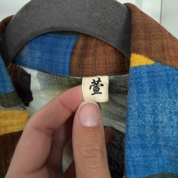 Abstract Patterned Button-Up Shirt - Picture 3 of 8